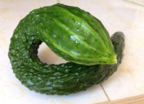 世界上最奇葩的黄瓜:图三像条蛇,最后那根让妹子都脸红了!