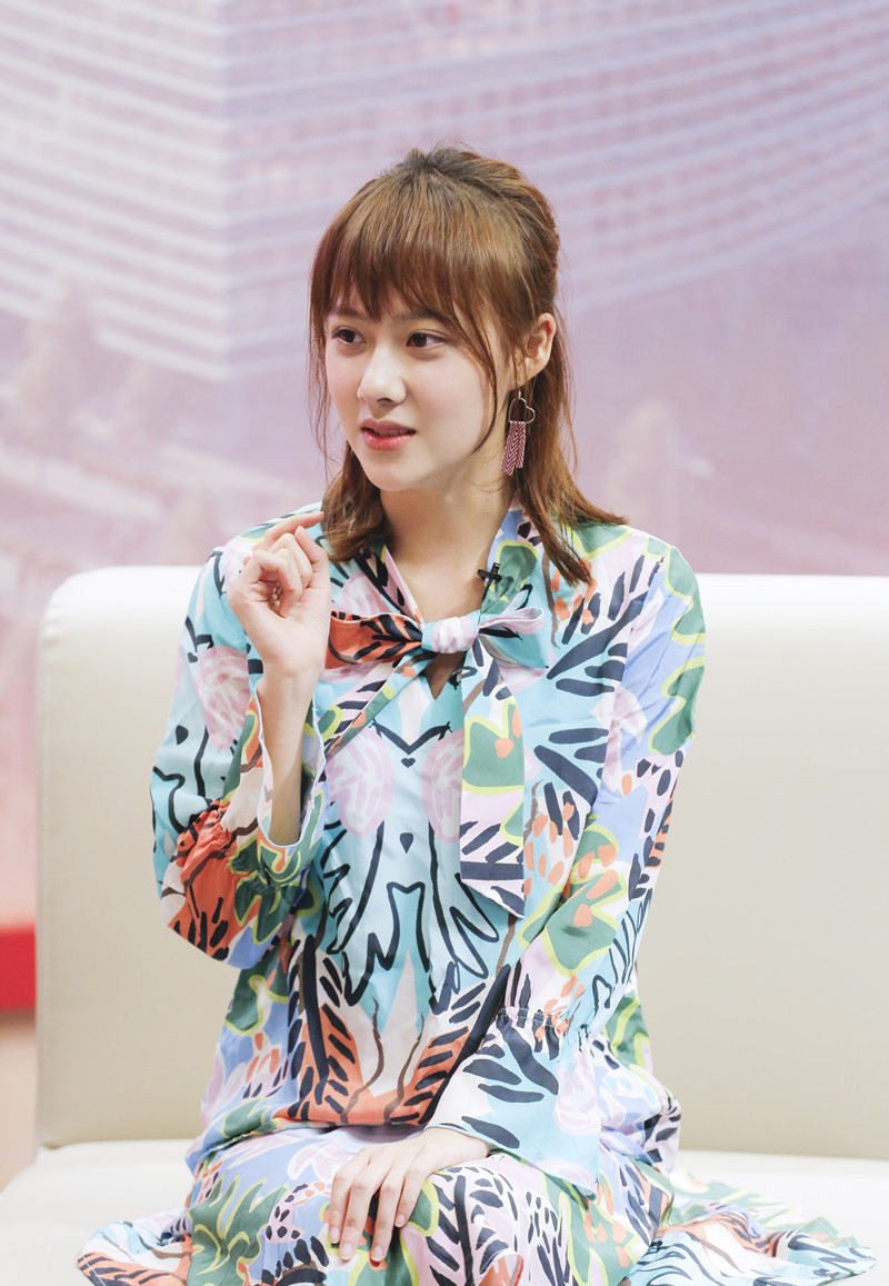 曹曦月穿绿色长裙上节目,显清新活力