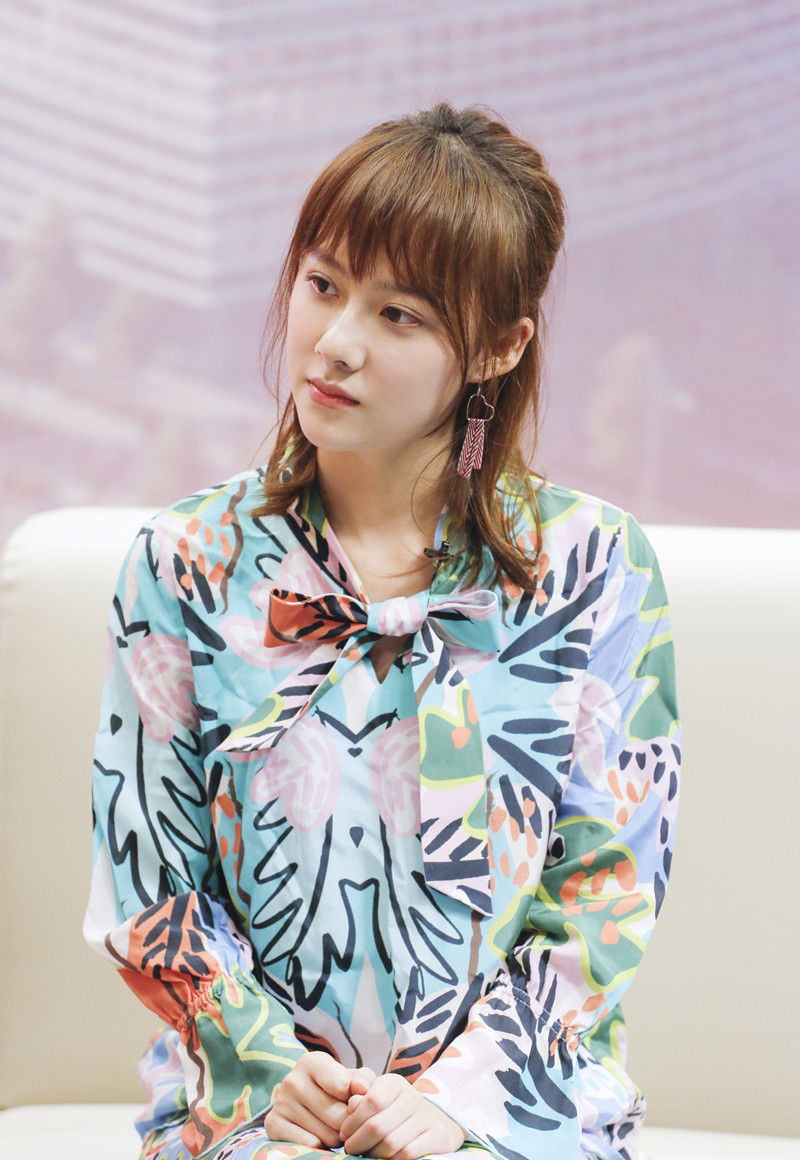 曹曦月穿绿色长裙上节目,显清新活力