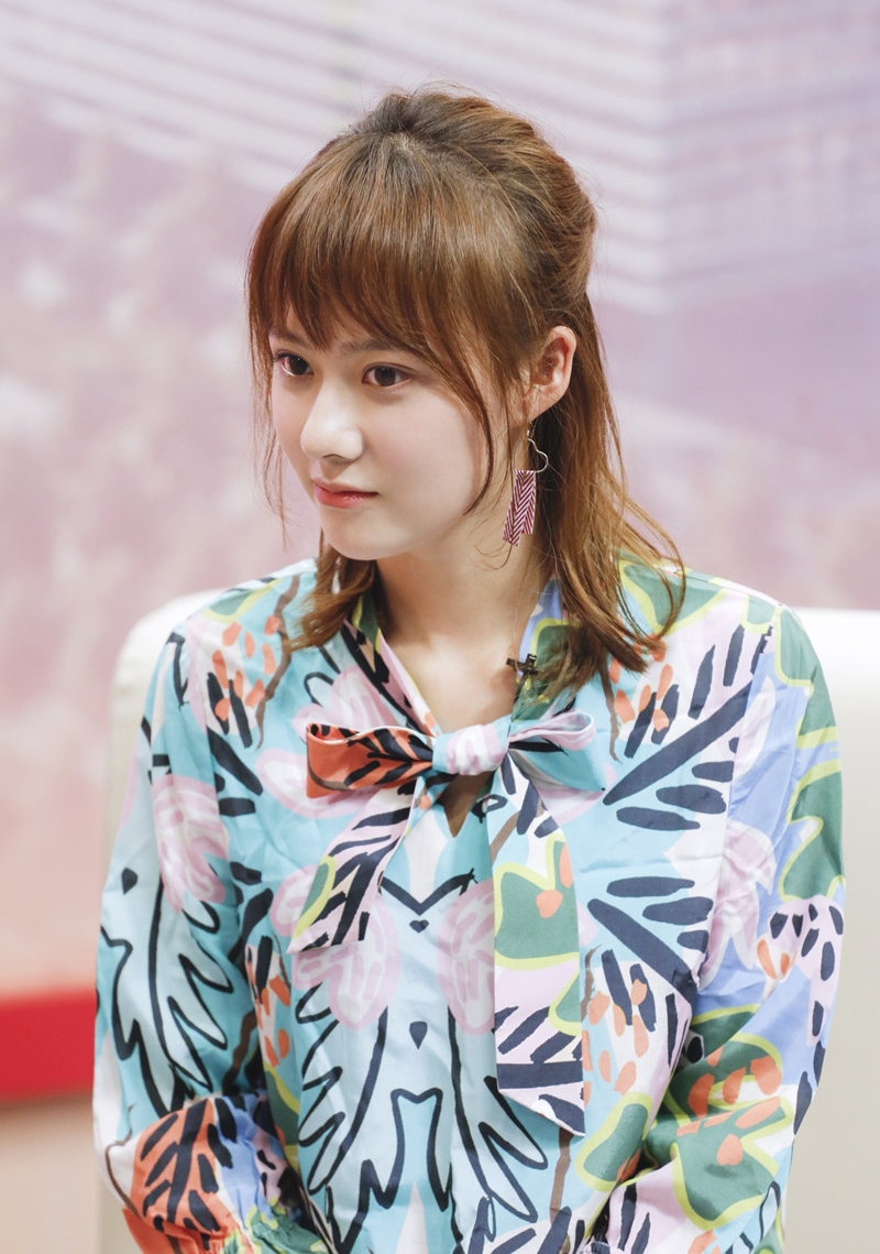 曹曦月穿绿色长裙上节目,显清新活力