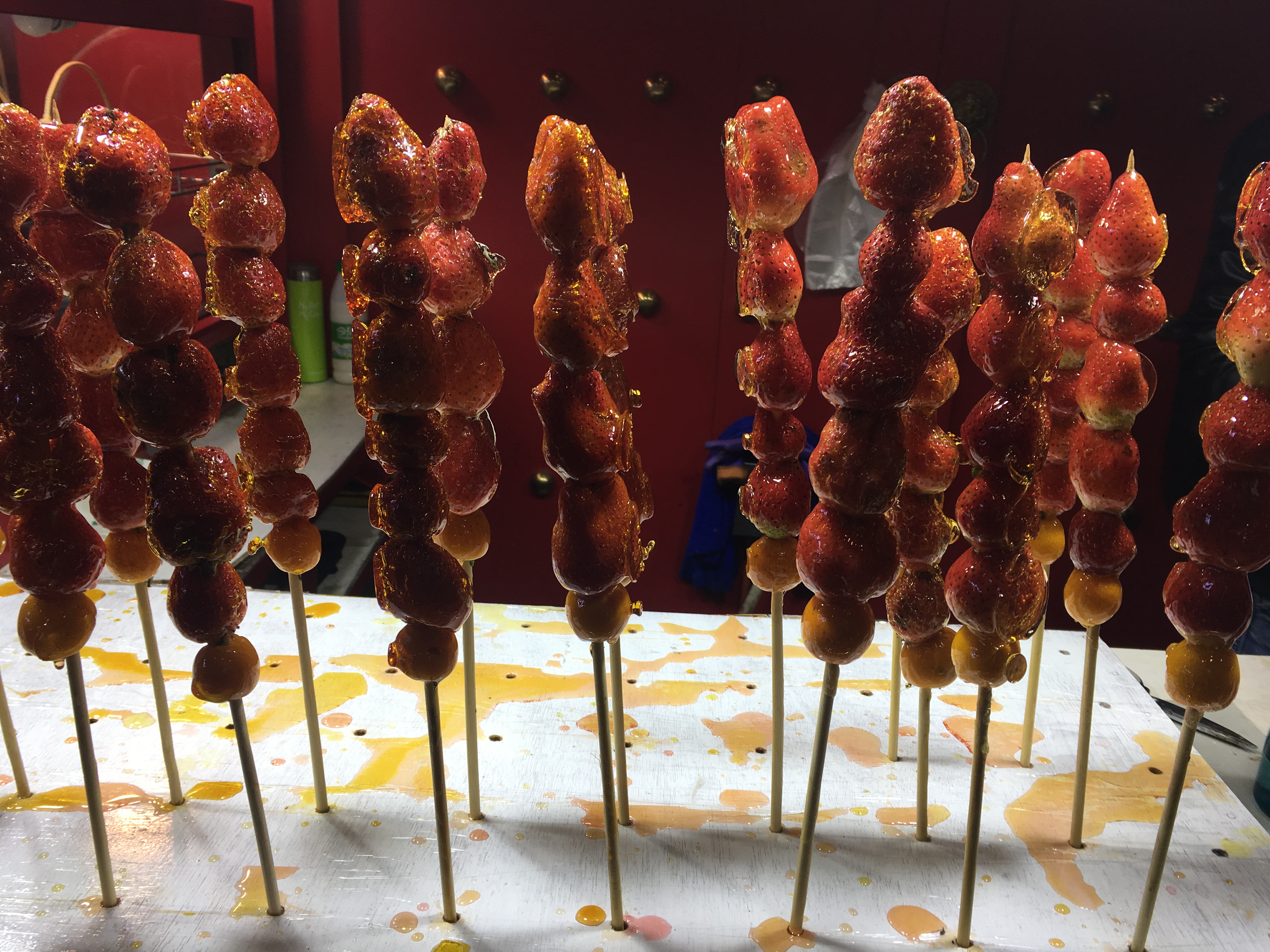 小伙街头摆摊卖"水果串",现做现卖生意好,一晚800元不算多!