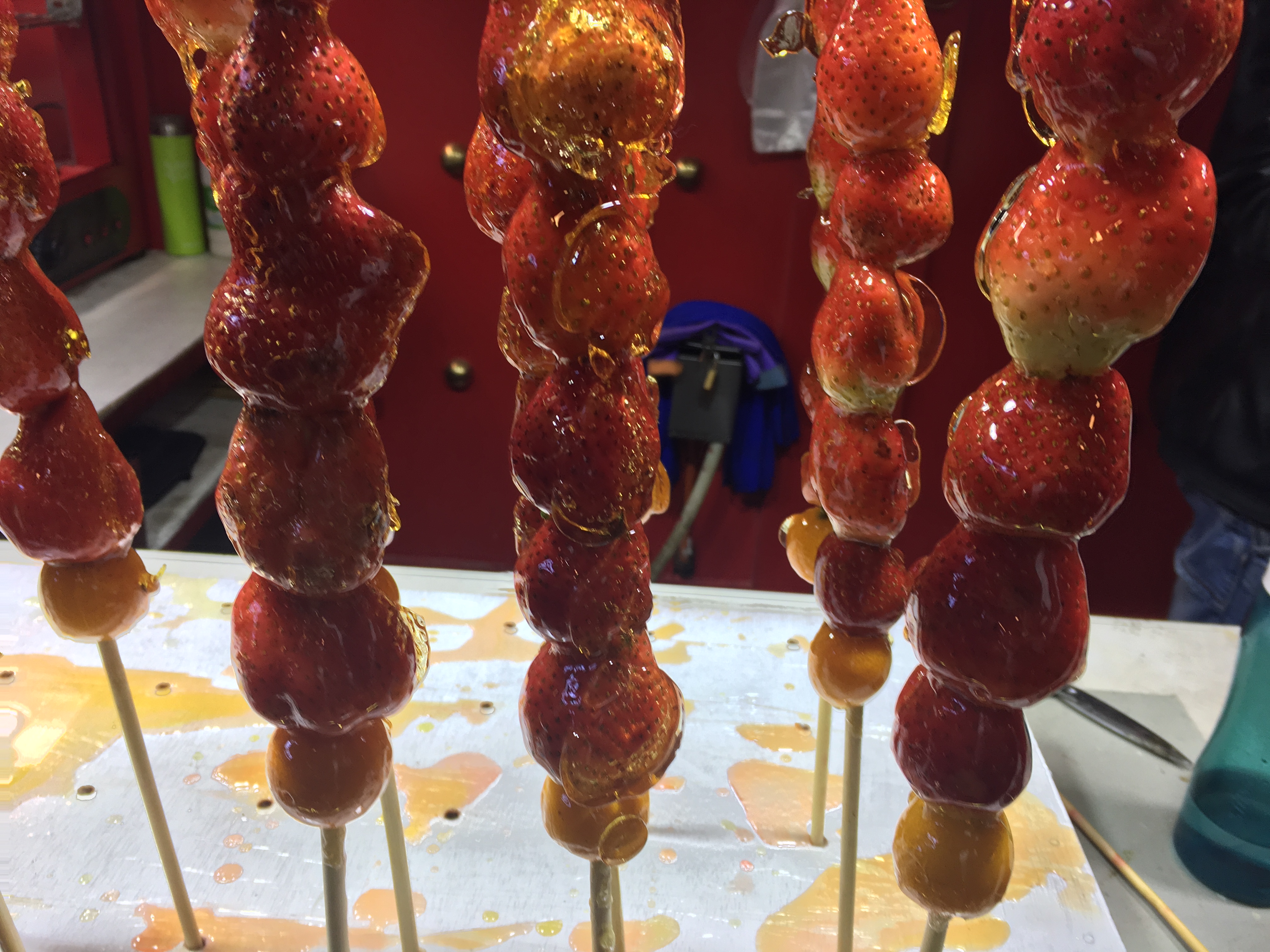 小伙街头摆摊卖"水果串",现做现卖生意好,一晚800元不算多!