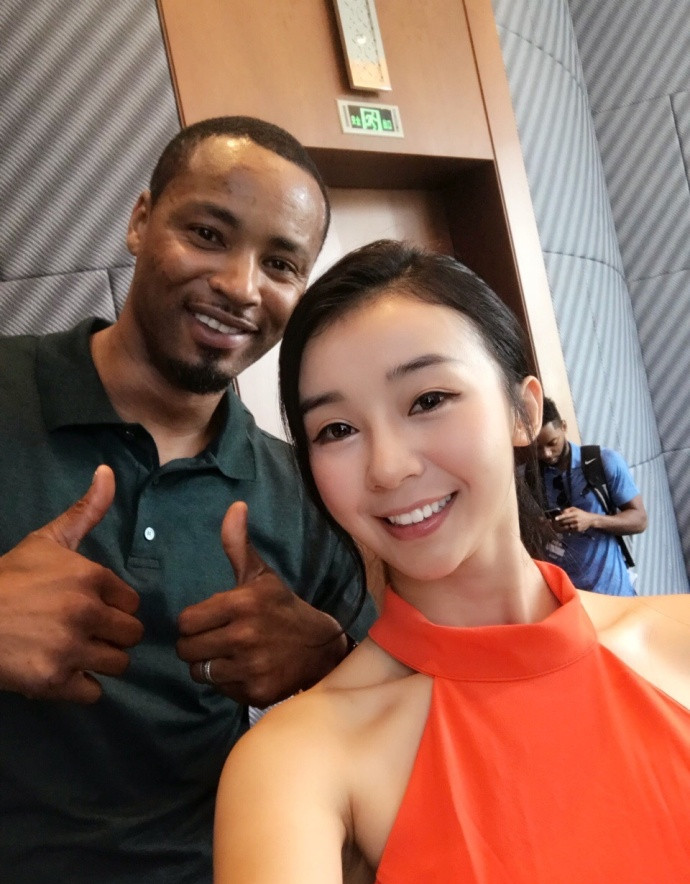 "nba最前线"美女主持人 九头身萌妹子