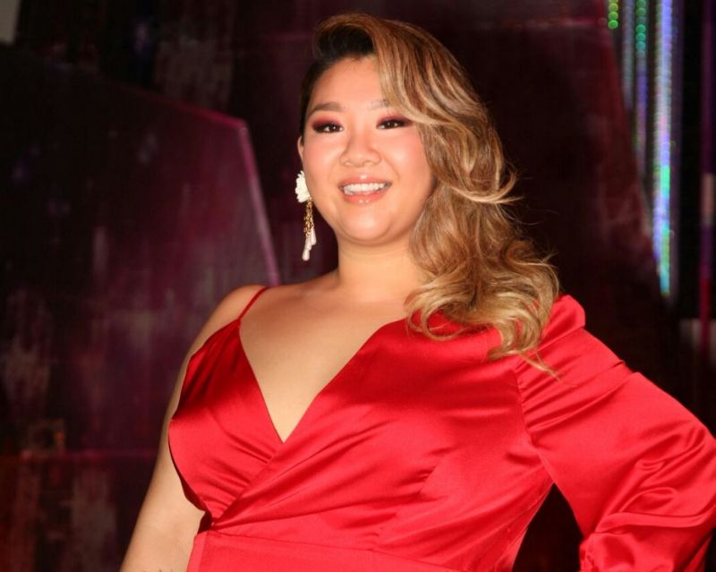 郑欣宜穿超低胸晚装出席盛宴 晚装松抛抛差点走光