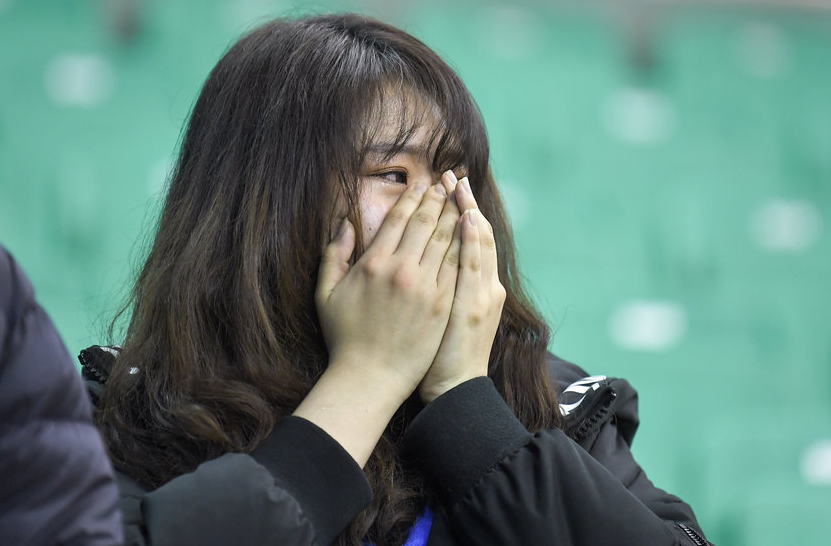 cba季后赛首轮 2个加时赛不敌对手 美女球迷赛后伤心放声大哭