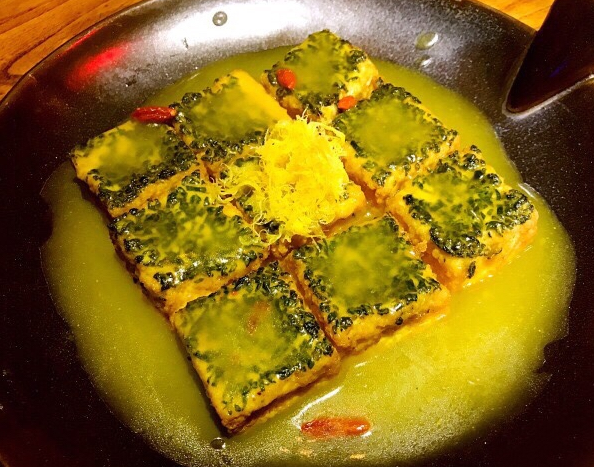 瑶池豆腐,最初女孩们以为是汤锅之类的,结果是如图所示,豆腐外酥里嫩,