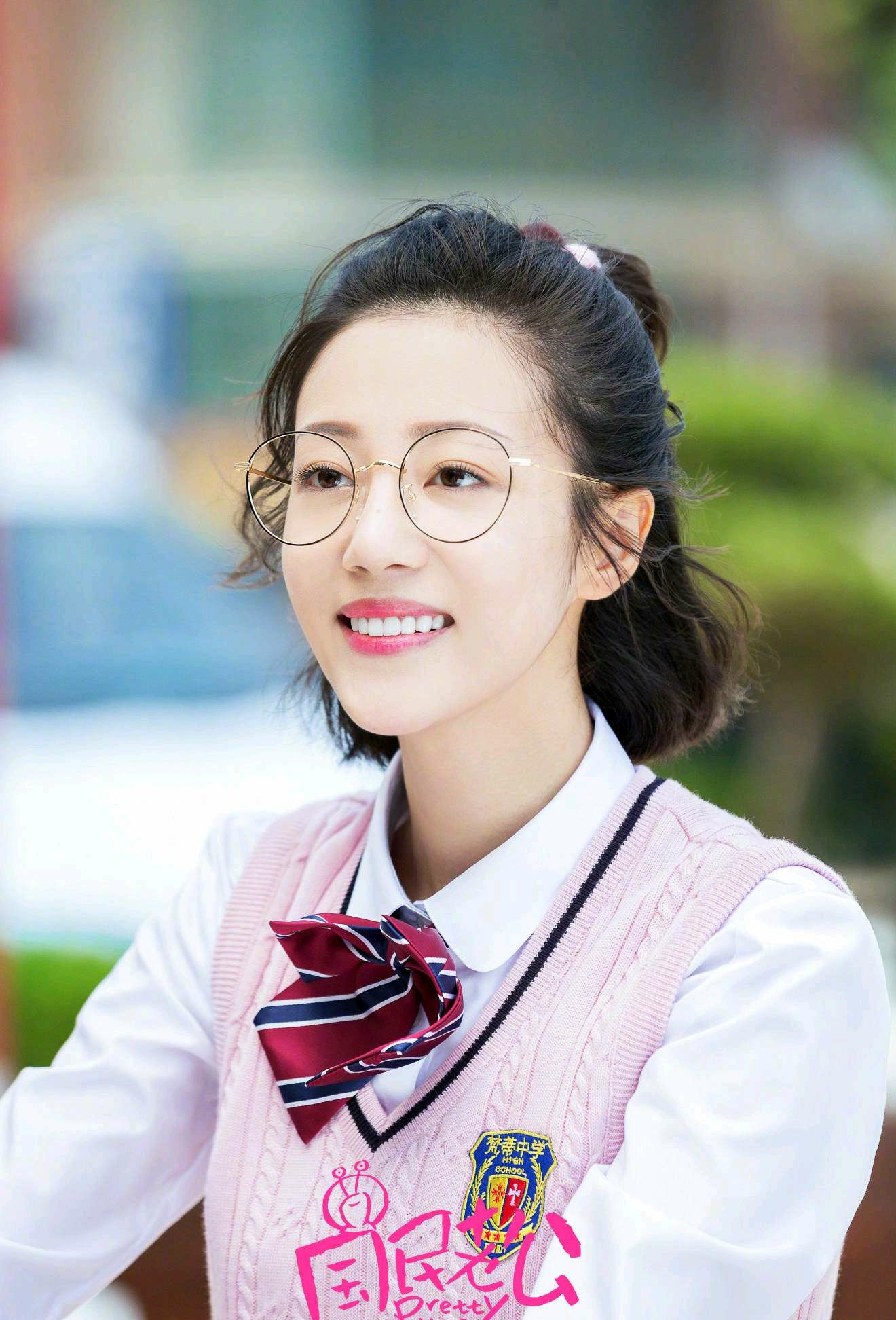 能把短发留出这么多花样来恐怕只有李溪芮了吧?