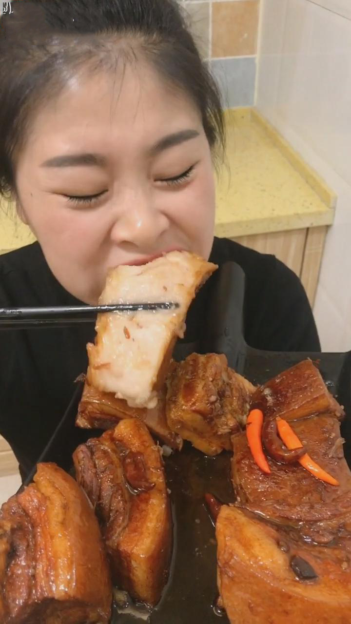 吃播中的女汉子,大口吃肉真豪爽,一个比一个厉害!