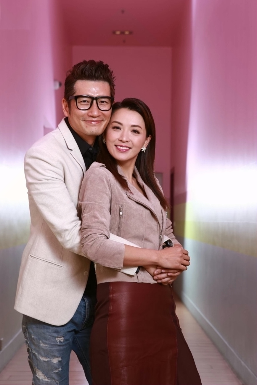 tvb陈炜与袁文杰接受专访 陈炜一身知性look 气场强大靓丽有范!