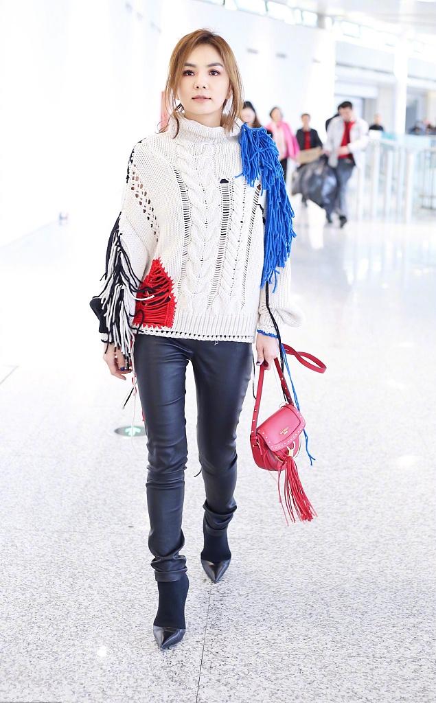 陈嘉桦出席活动,鞋子外包胶纸居然不丑,网友:这叫个性!