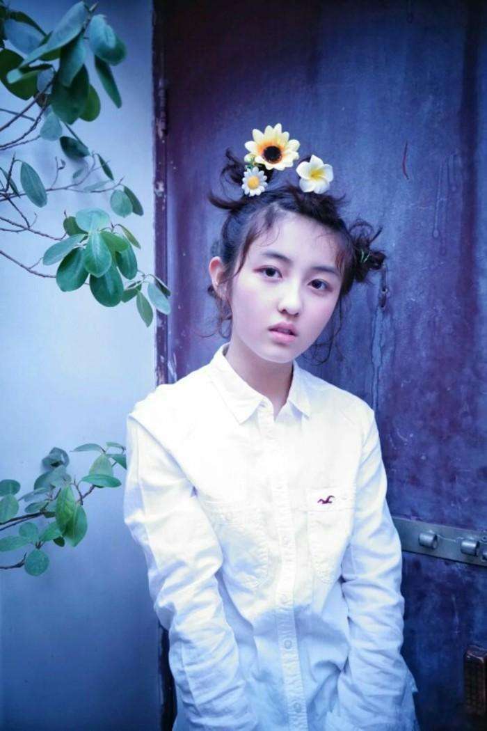 《唐探1》中诡异笑容的张子枫 现在剪了短发变身帅girl