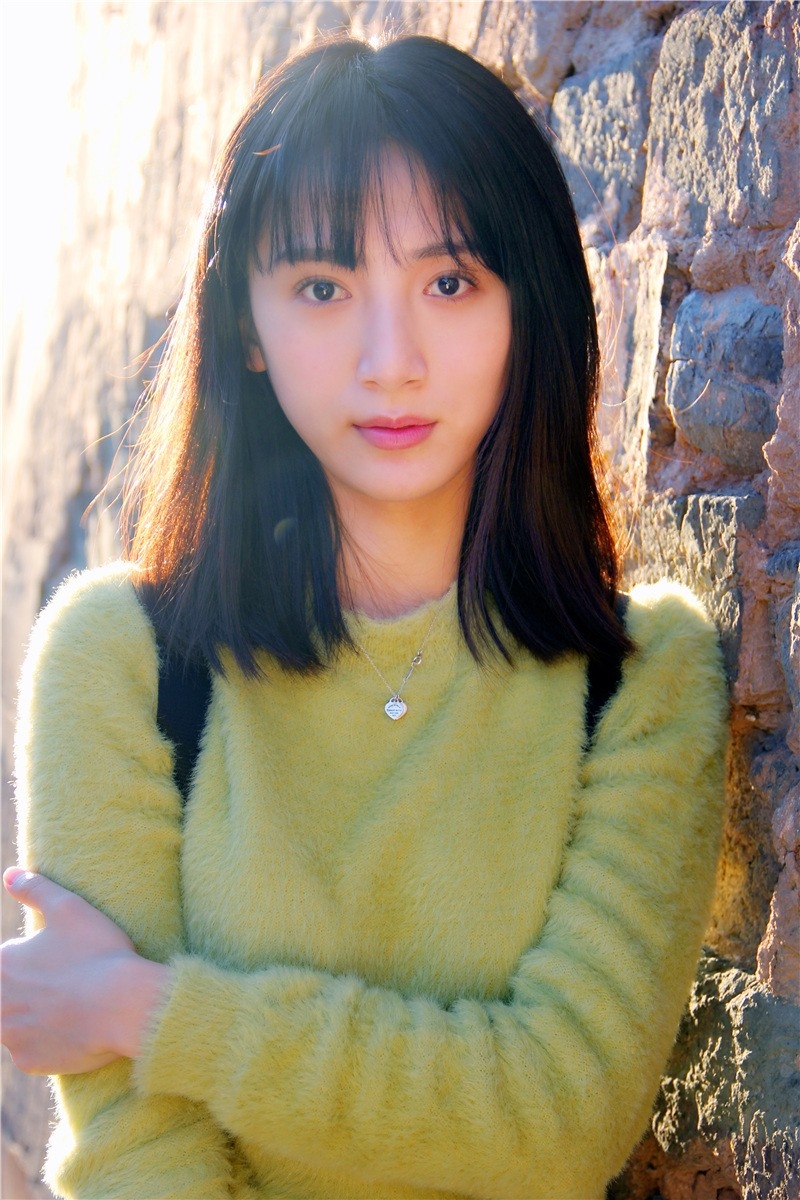 卢茜拥有甜美的长相,她自然干净的表演,给人留下深刻的印象