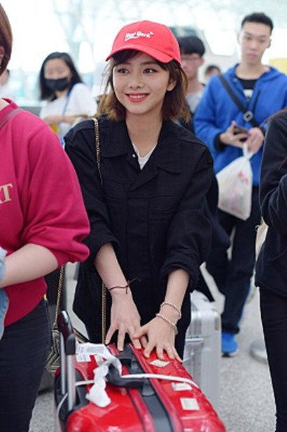 谭松韵化身"小红帽"机场甜笑,与助理亲密咬耳说悄悄话心情靓