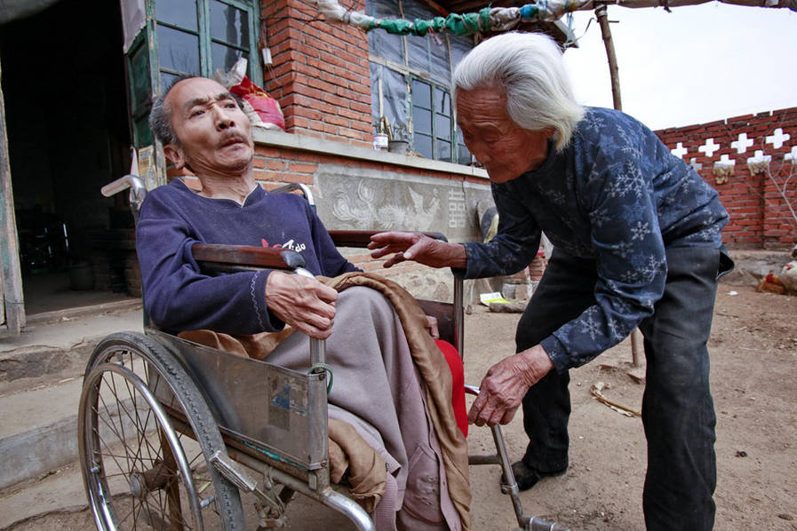 傻儿子,妈妈照顾不了你一世,能先送你离开也是运气