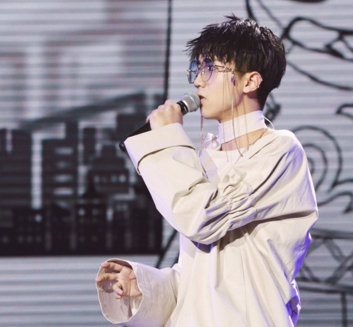 00后小鲜肉孟子坤,看到这张小嫩脸,不禁露出姨母笑