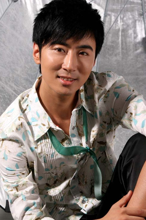 高梓淇的帅照,你还记的新还珠格格里的箫剑吗?