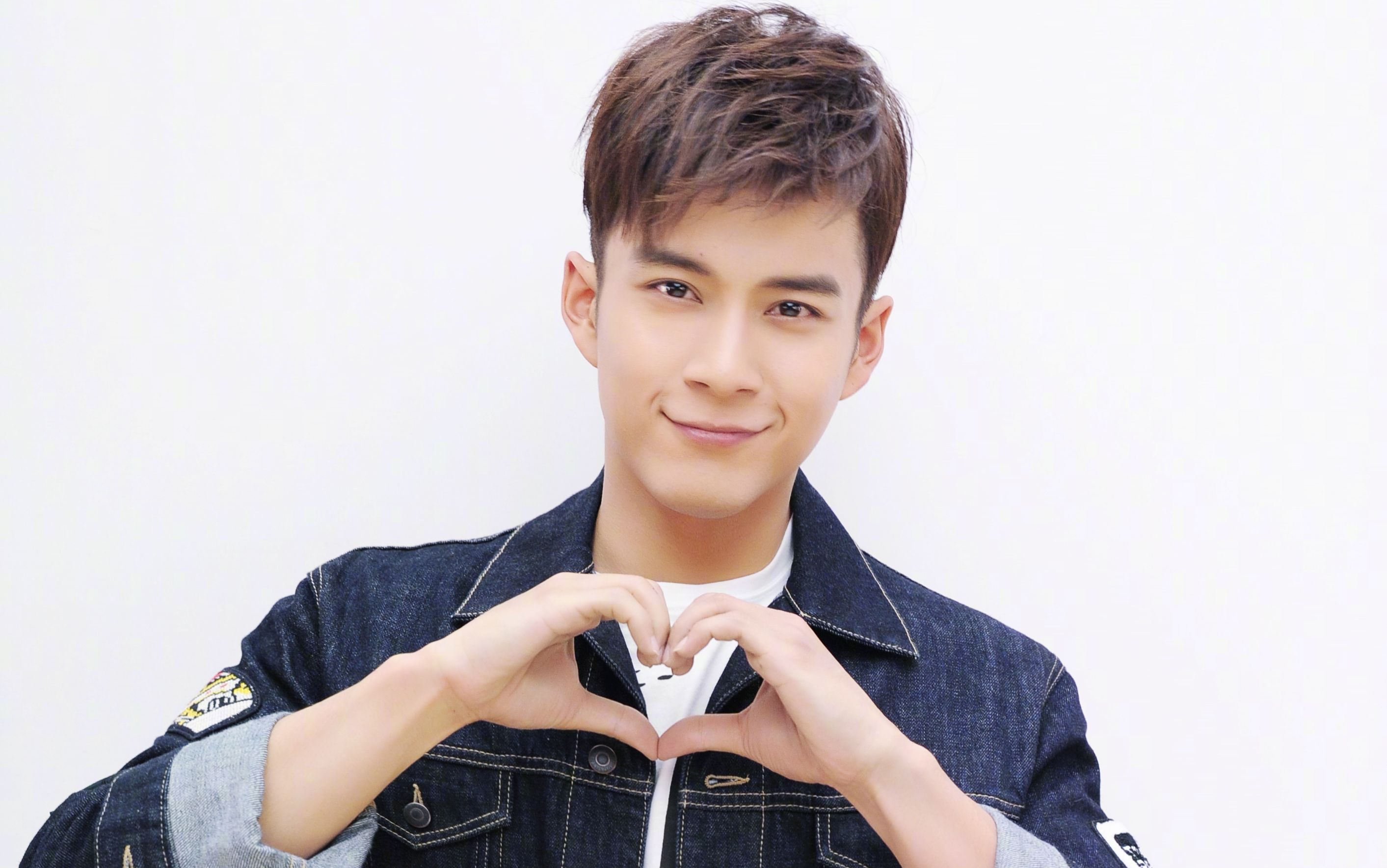 韩东君耍帅照大曝光,戏中独宠自家小公举,这样的男神喜欢吗?