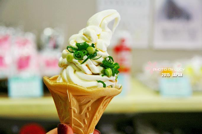 大蒜冰淇淋,香草冰淇淋上的绿色看起来像是抹茶做的,其实是用当地名产