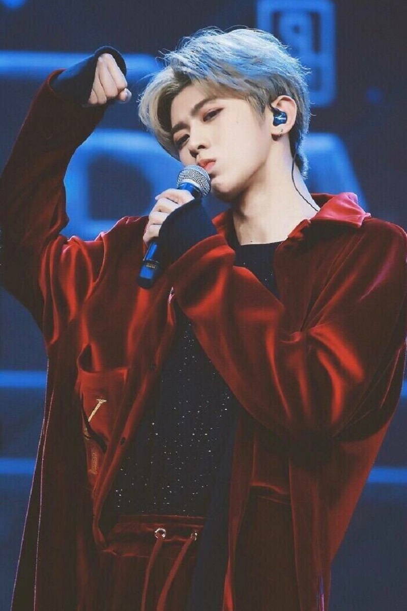 蔡徐坤的百变红衣造型,我最喜欢第2款,你们呢?