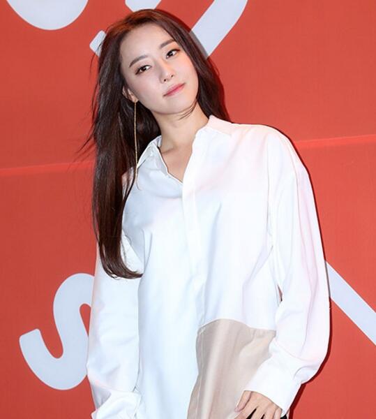 高娜恩出席时装周活动