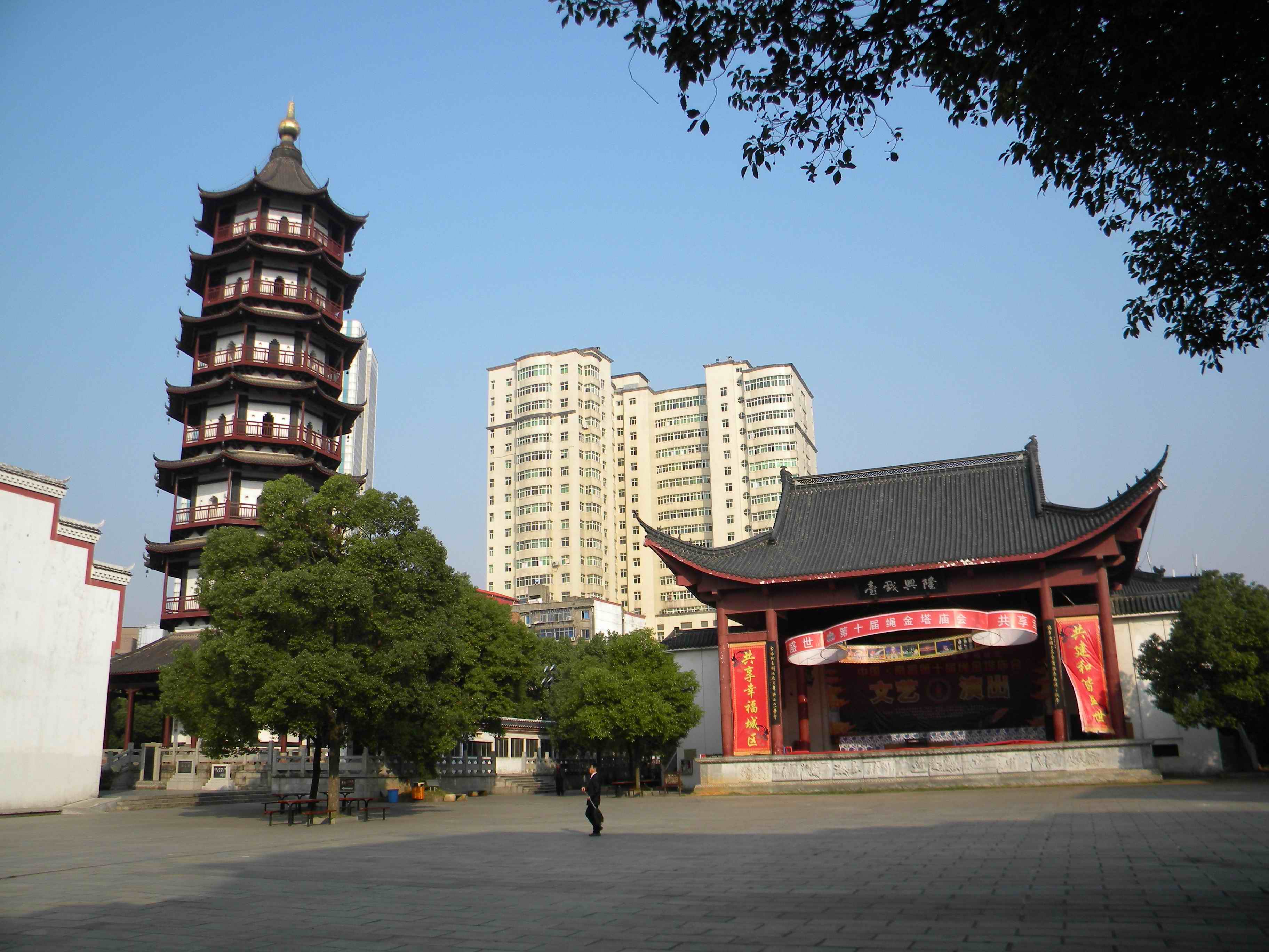 绳金塔古朴秀丽,有山有水,是人民智慧的结晶