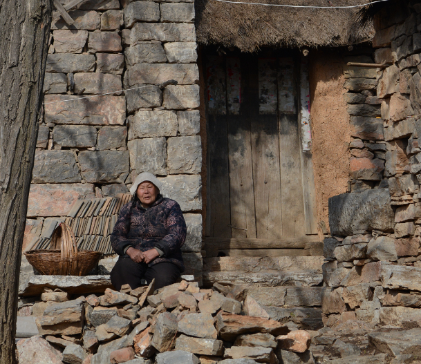 山村老太太把自己锁紧木栅栏里,想进院子拍照,得花钱