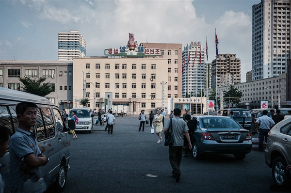 图为朝鲜平壤的街头一角.