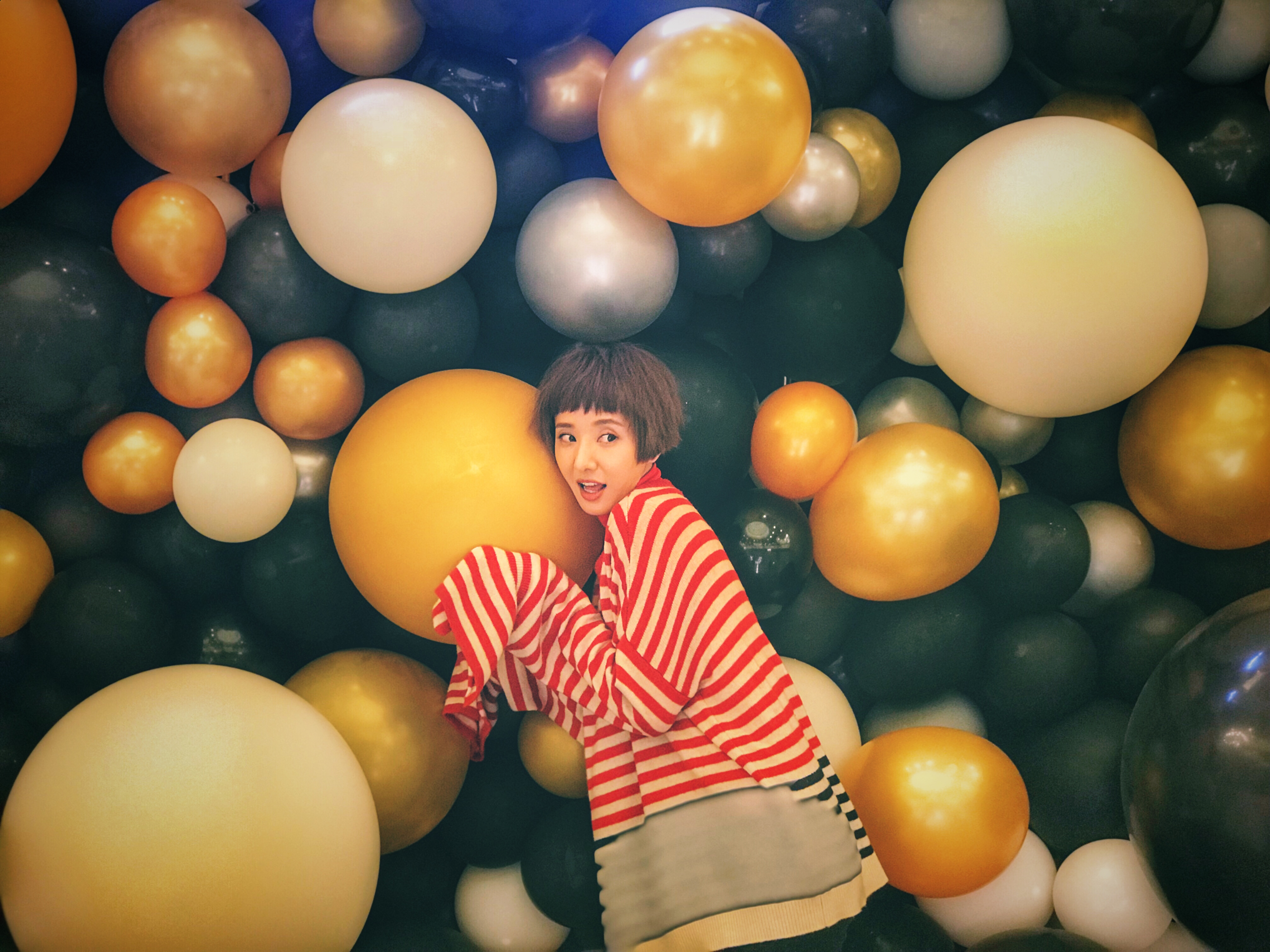许芳铱徜徉气球中央拍写真俏皮天真宛若人间精灵
