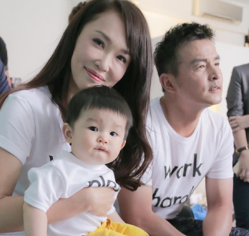 2009年范文芳与相恋多年的男友李铭顺举行婚礼,从此之后便淡出演艺圈