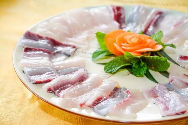 入口瞬间的爽滑,鲜甜,弹嫩的鱼汁瞬间点燃味蕾!桑拿鱼征服了我