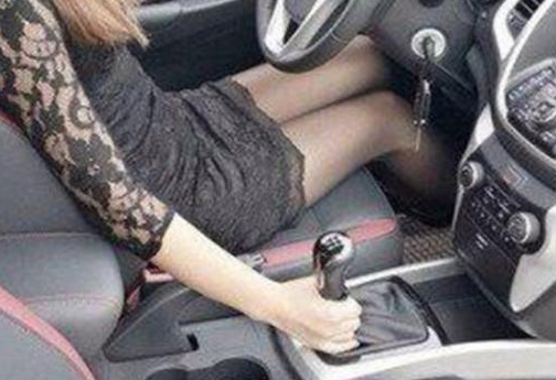 女司机换挡的方式让老司机都自叹不如,网友:这都是秋名山车神!