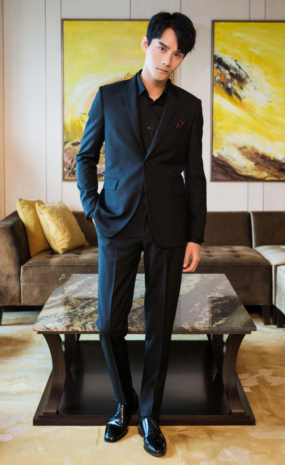 王凯一身黑色西装愈发从容沉稳,瘦了的他优雅清秀又帅了不少