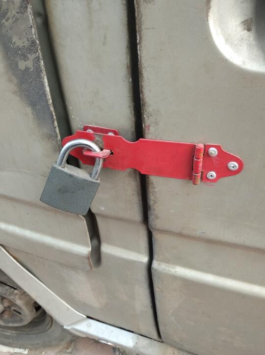 街头面包车自配车锁雷人,路人看了想笑