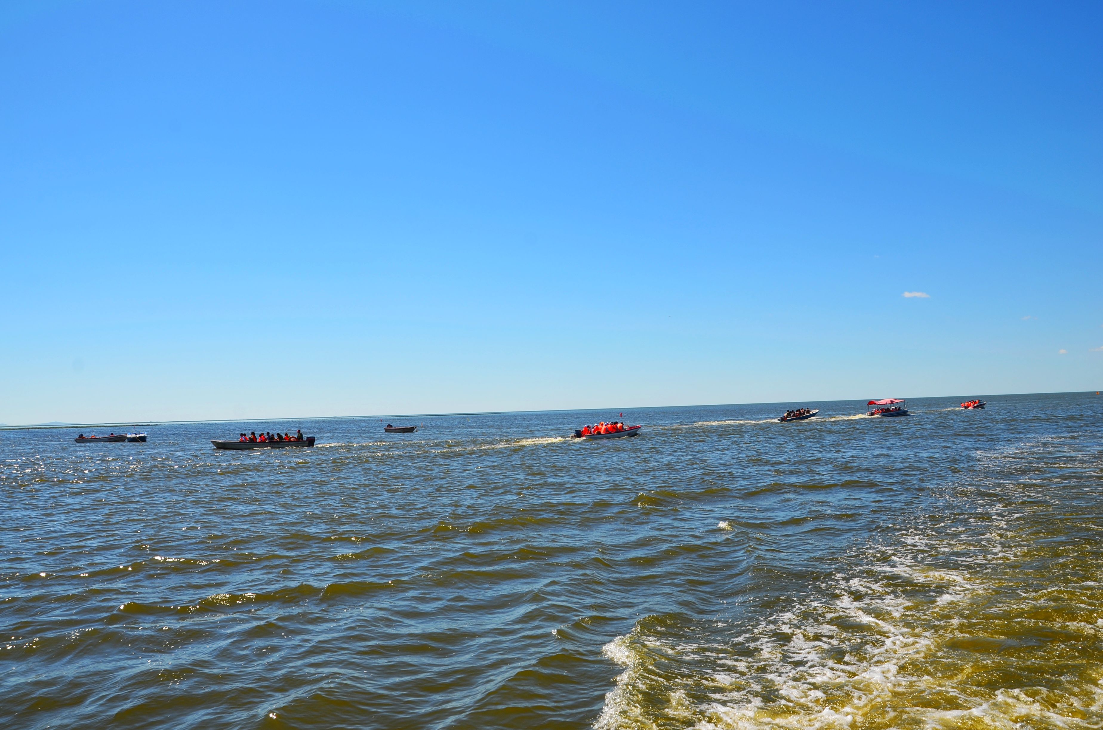 呼伦湖的山峦和悬崖陡壁,风景名胜,是游客们的游览胜地