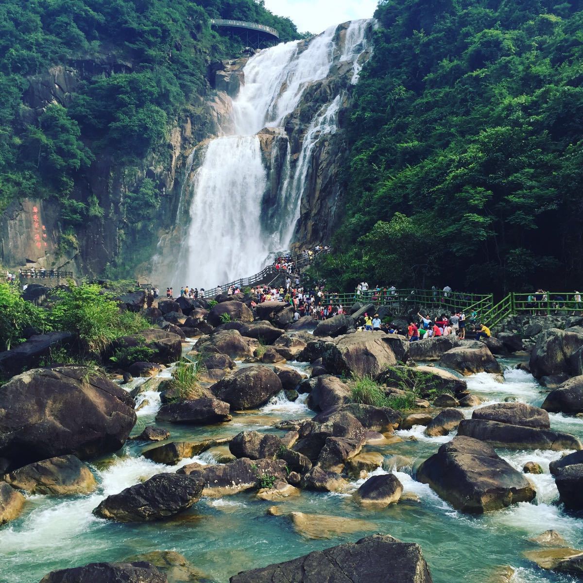 相思河幽静的湖面,奔腾的激流,是旅游的好去处