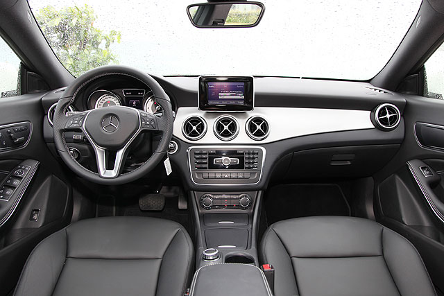 感受老款梅赛德斯奔驰cla的内饰设计