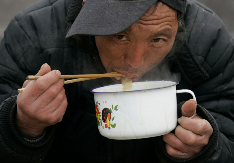 揭秘农民工的辛酸午餐,一口气吃8个馒头,只求能吃饱!