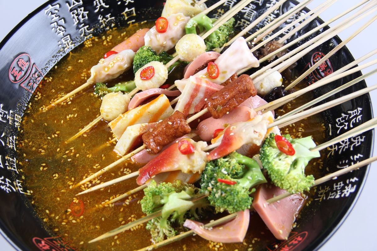 80后女子摆摊卖"串串香"20块钱一大把,一天能卖近千元