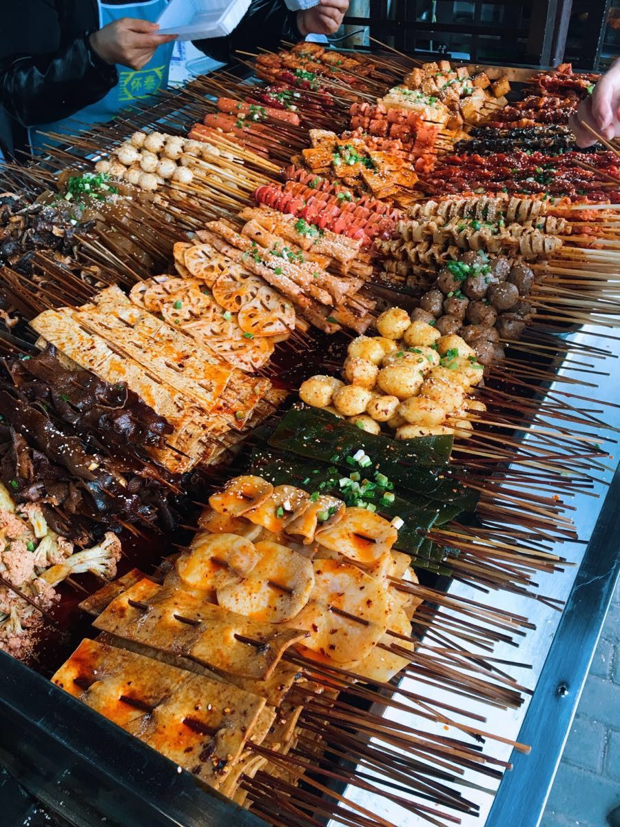 80后女子摆摊卖"串串香"20块钱一大把,一天能卖近千元