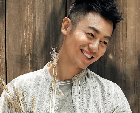 朱亚文牵手笑,沈佳妮入戏家庭