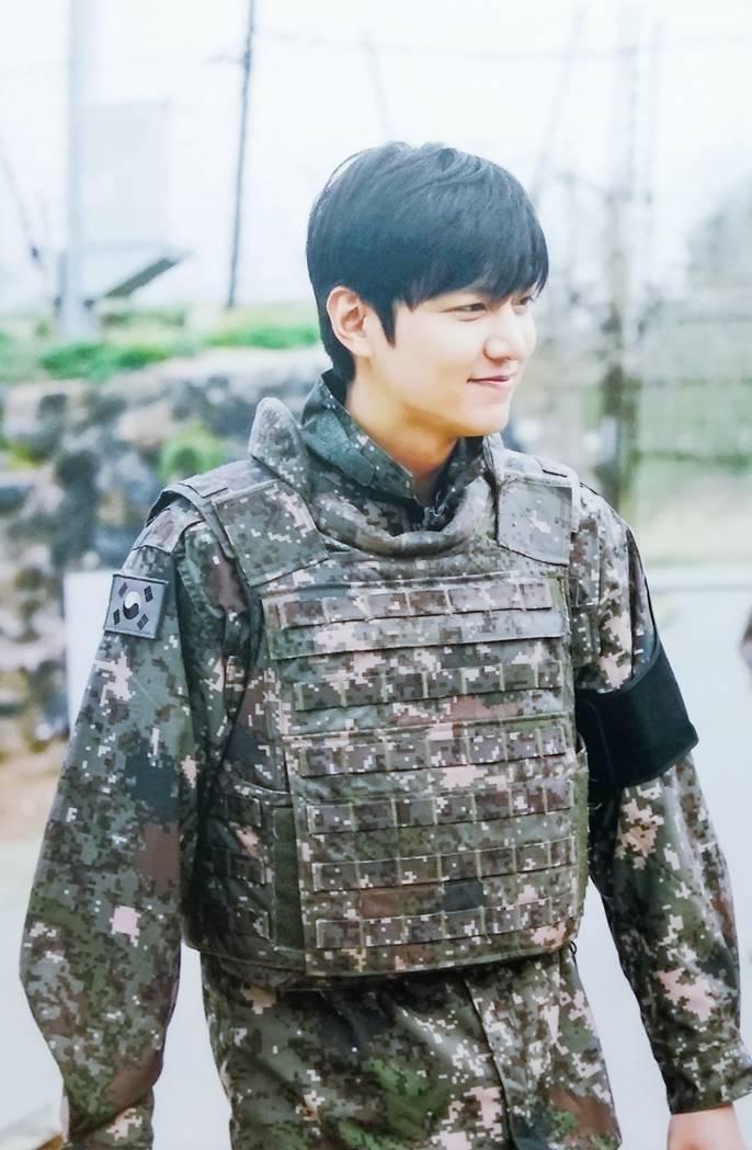 李敏镐军装照帅到爆,能严肃也能可爱,脸上竟然有肉了?