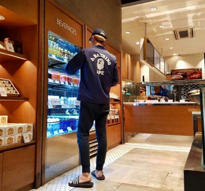 吴世勋走机场离不开拖鞋,小吴同学,请捡起你的偶像包袱