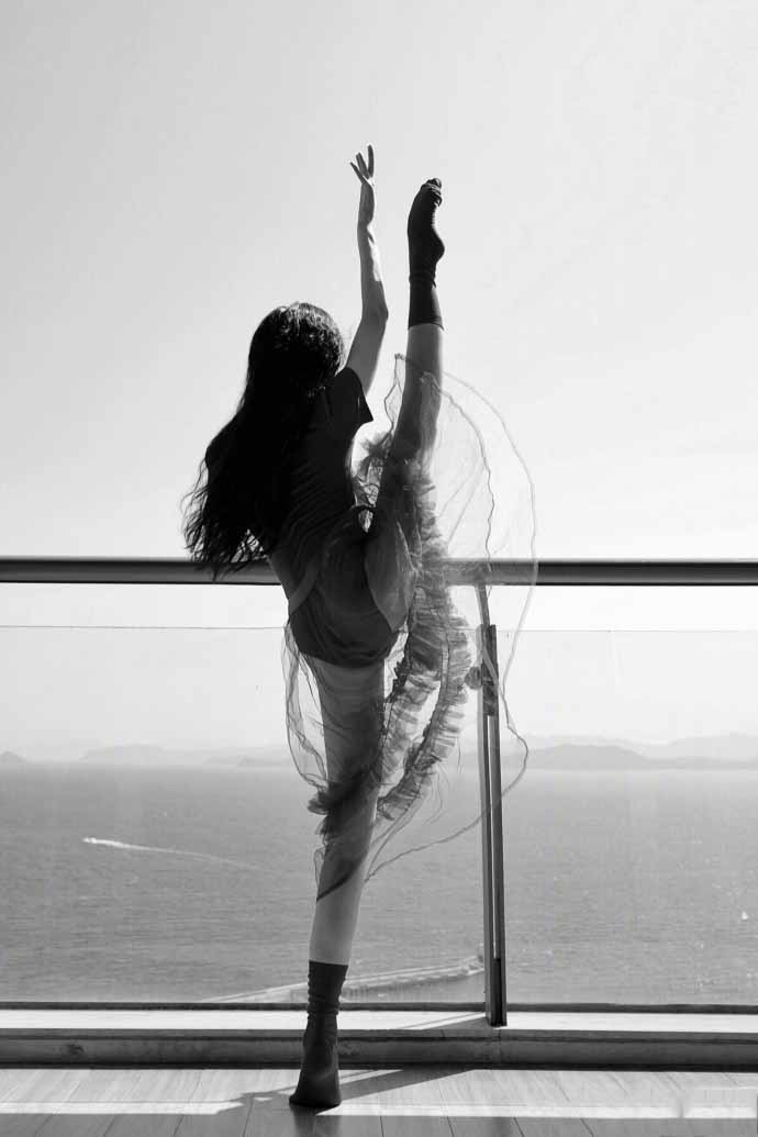 《爱情公寓》的"诺澜"晒照,大秀一字马,网友:这脚简直逆天了