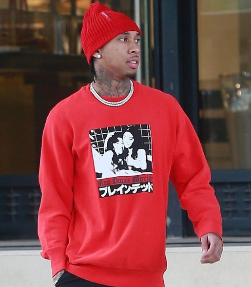 说唱歌手tyga红色装扮吸睛 与男友人扫货心情靓大方任拍