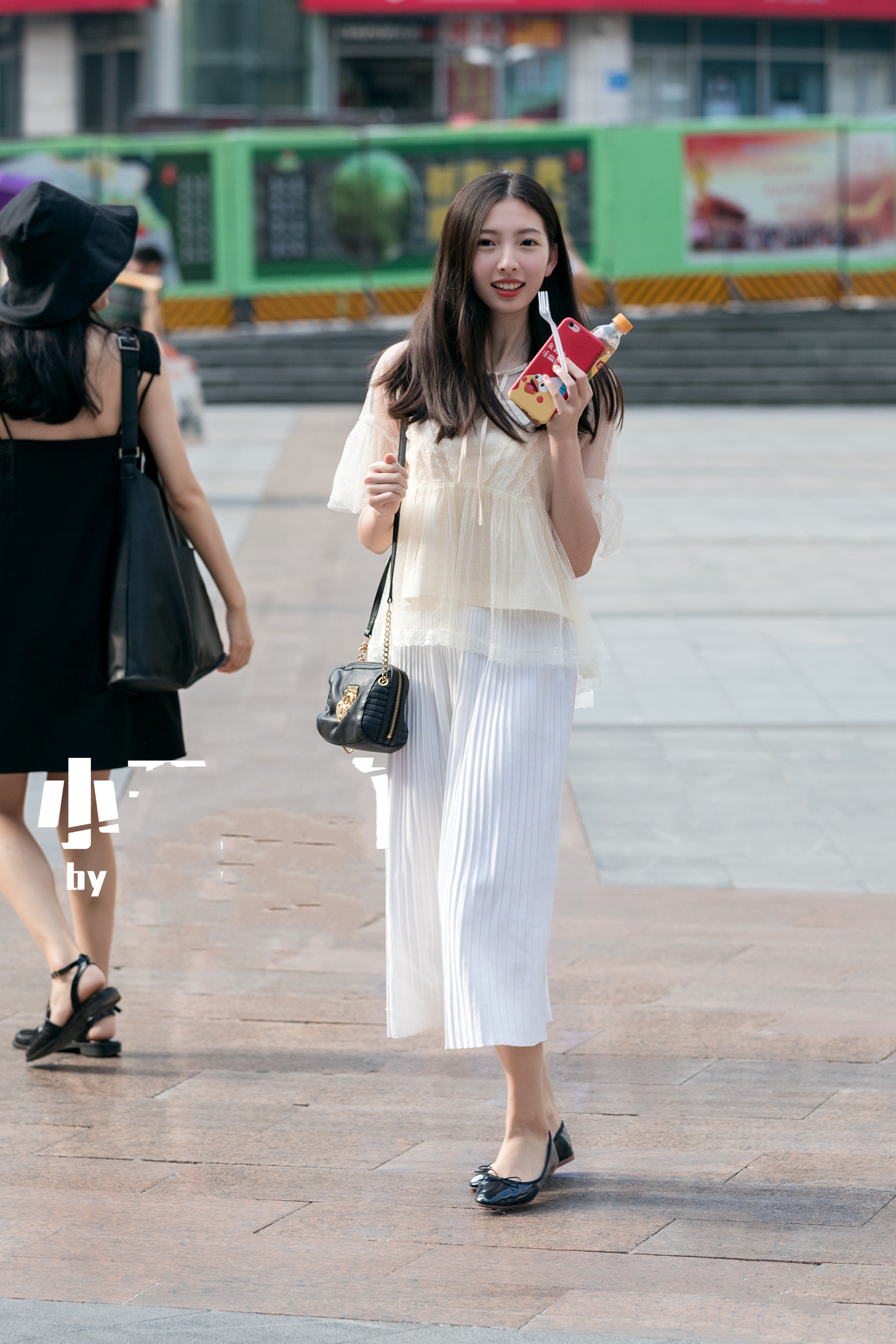 街拍00后,喜欢第二个,牛仔热裤配渔网袜,显青春娇小