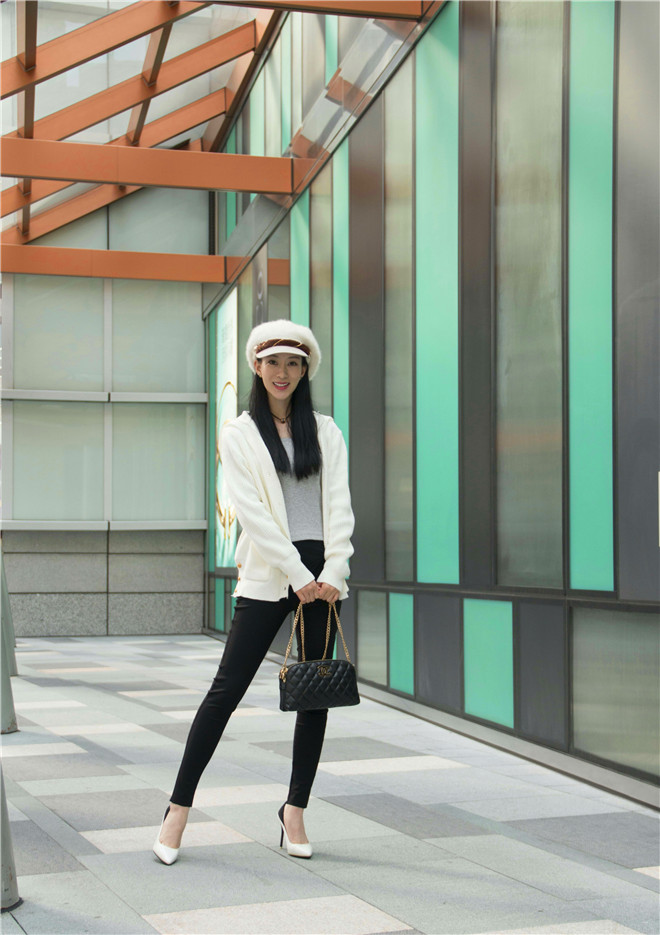 她参演励志轻喜剧电影《裸奔时代》中饰演梦娜,现实中清纯洒脱!