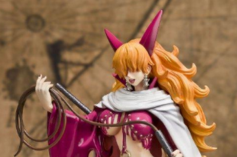 小萨蒂就是一个行为极为风骚的女人,虽然总是用头发遮挡眼睛,但从其它