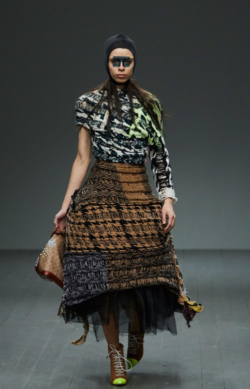 设计师的这种设计呈现一种部落感和原始感,极富创造力