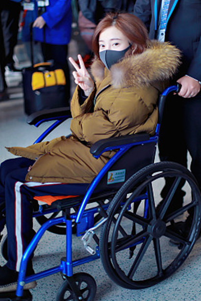 网红主播冯提莫脚伤绑绷带坐轮椅,被搀扶站立比v气色好