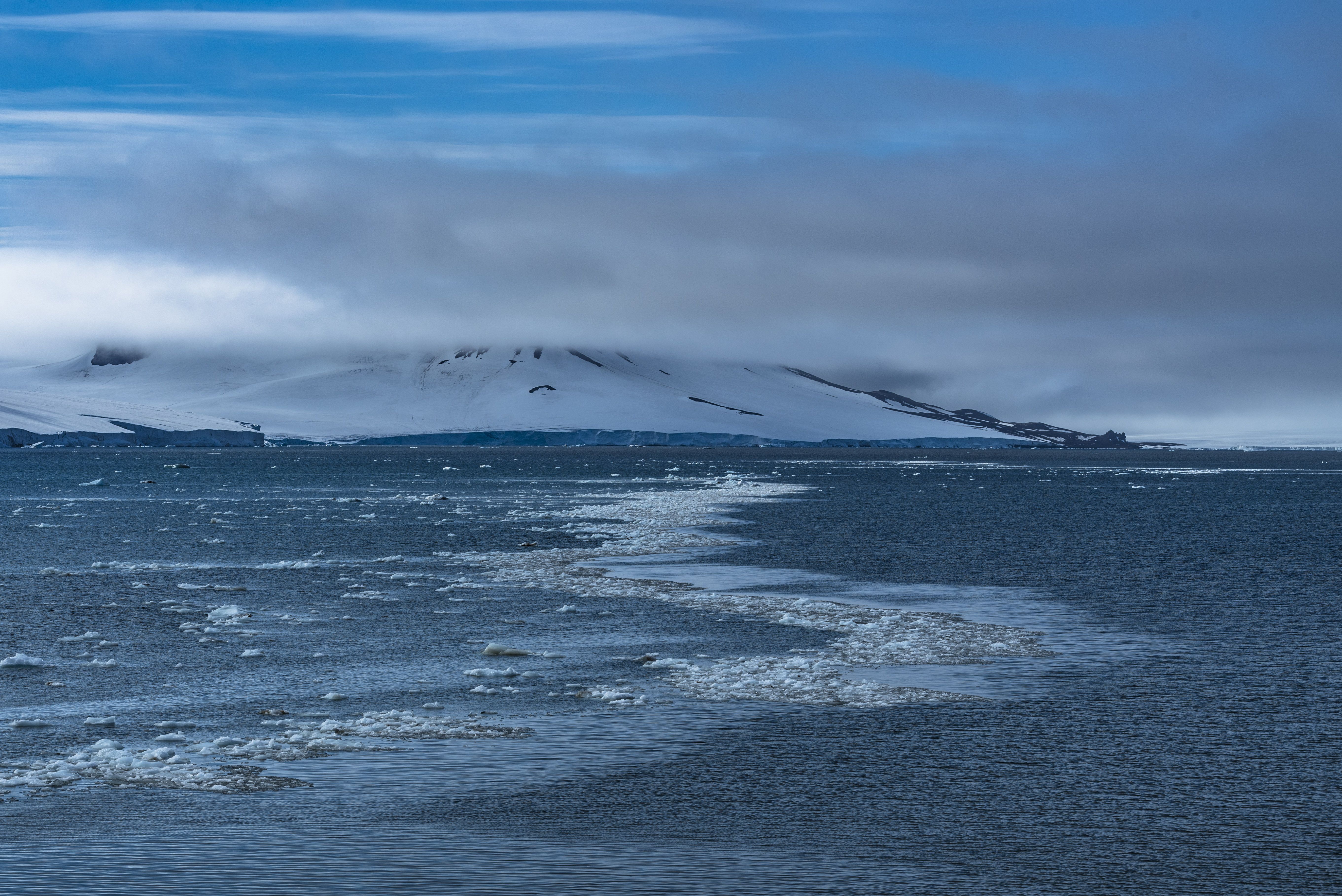 北冰洋,海冰面积测史以来最小,有光彩夺目的极光出现